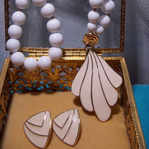 Vintage Trifari Gold Tone with Cream Enamel Set - Picture 2 of 5